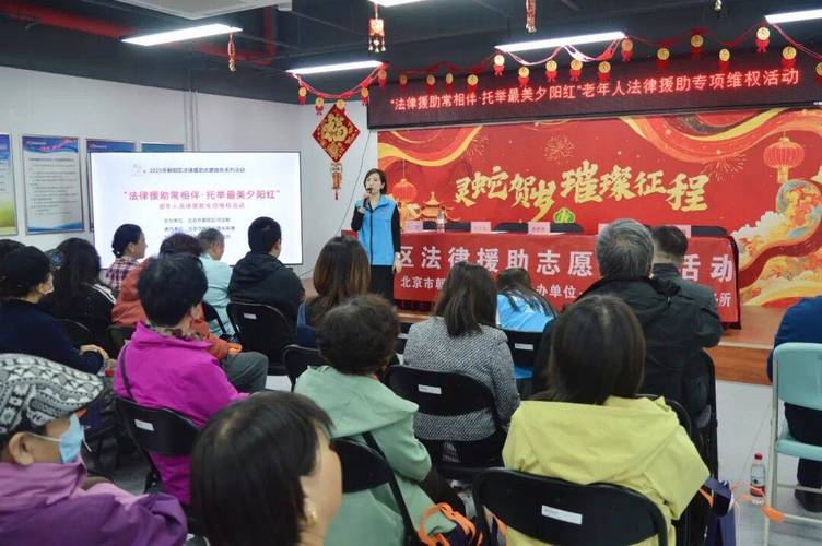 法律援助中心大厅排队咨询的人群