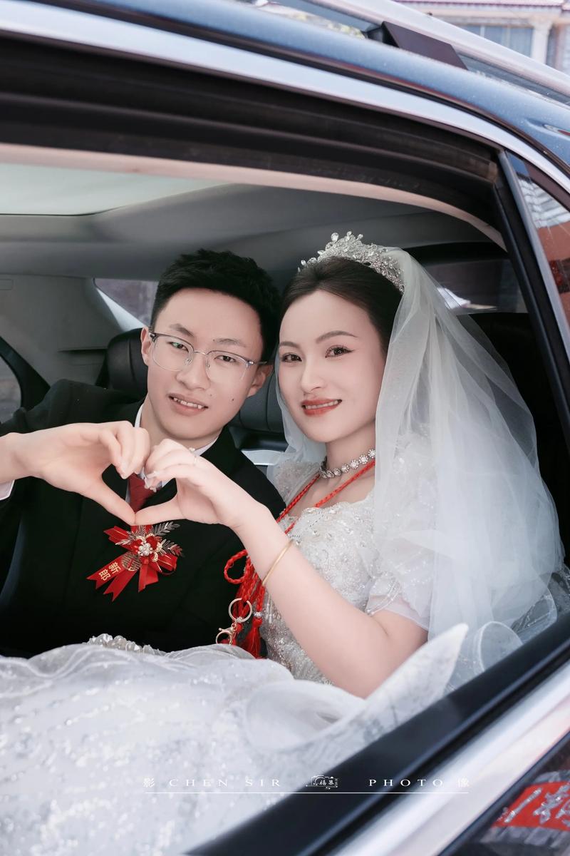 婚礼纪录片摄像师在婚礼现场低调拍摄工作照