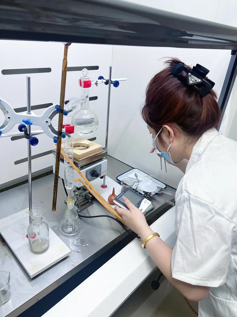 实验室技术人员进行工业润滑油取样分析