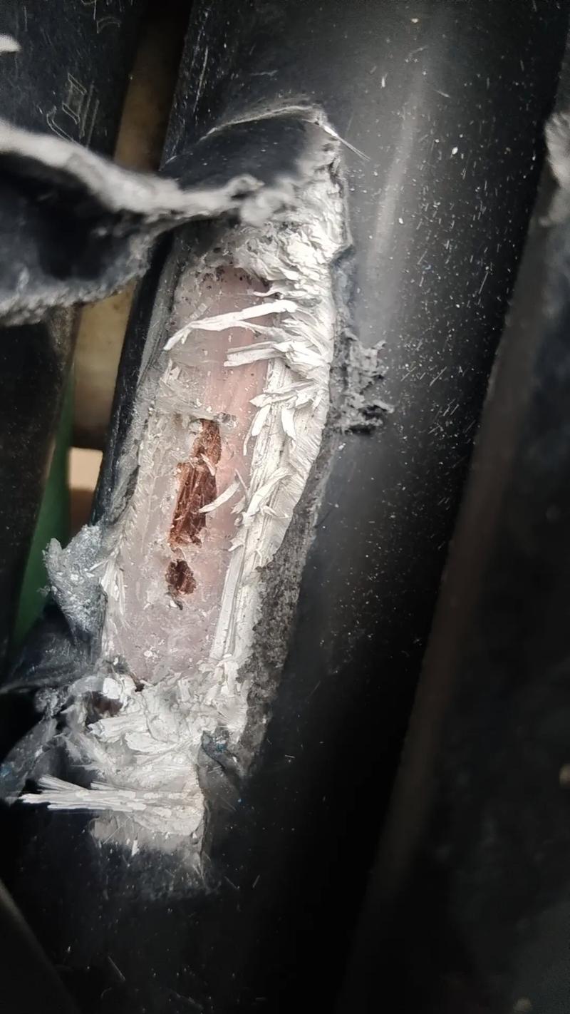 被叉车压坏的现场总线电缆