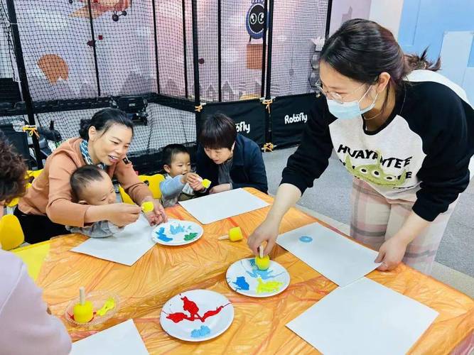 家长陪宝宝涂鸦互动实拍
