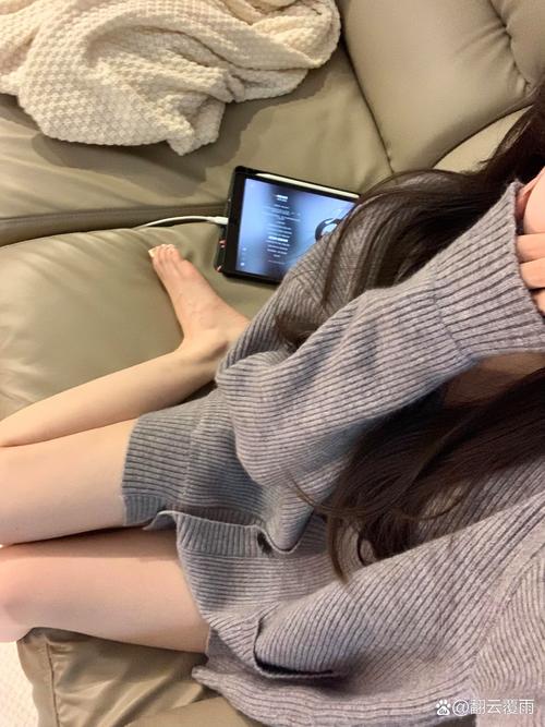 沙发扶手搭着针织开衫的松弛居家角落