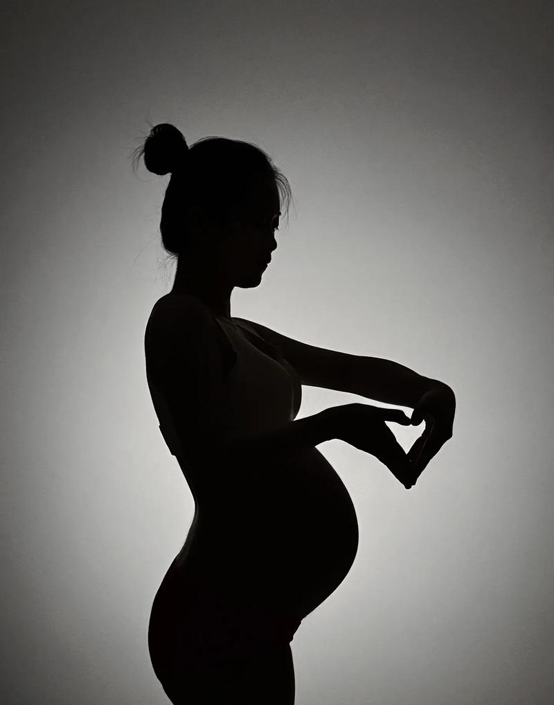 工业风孕肚照 侧光构图 孕妇剪影