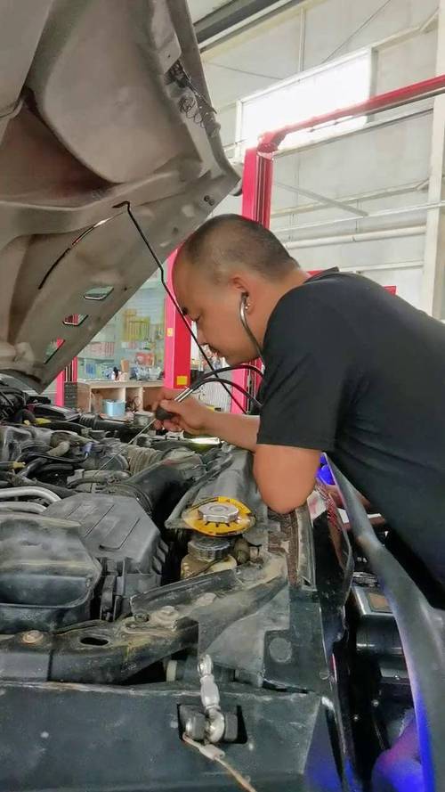 汽修师傅发动机听诊器异响定位操作实拍