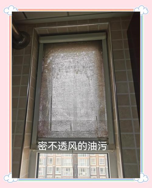 拧至半干的百洁布擦拭厨房纱窗油灰的近景