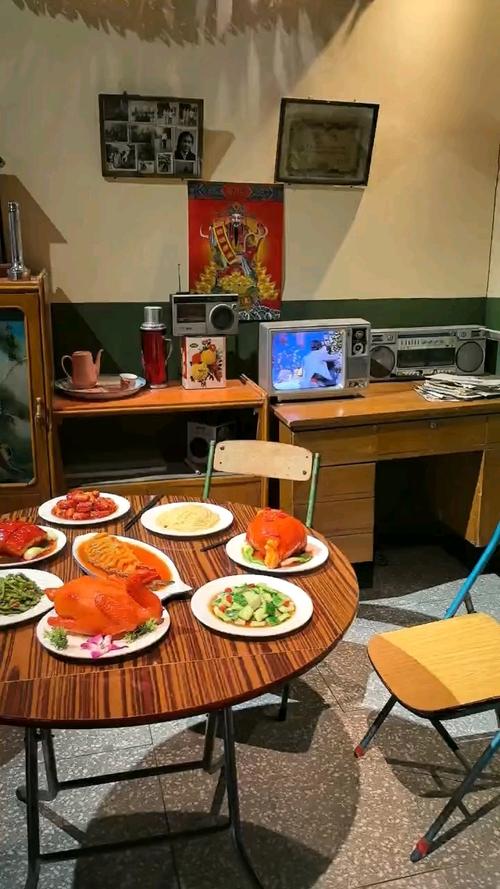 九十年代小吃店隔间旧电视晚餐场景