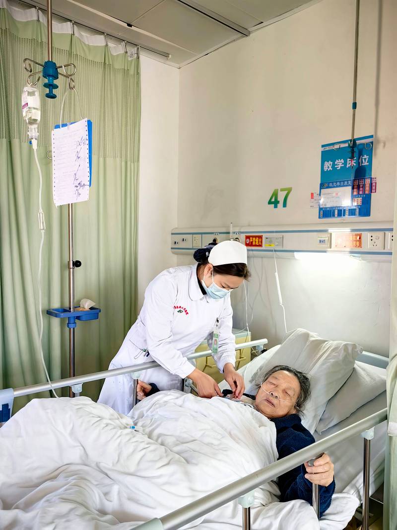 医院病房老人临终陪护场景
