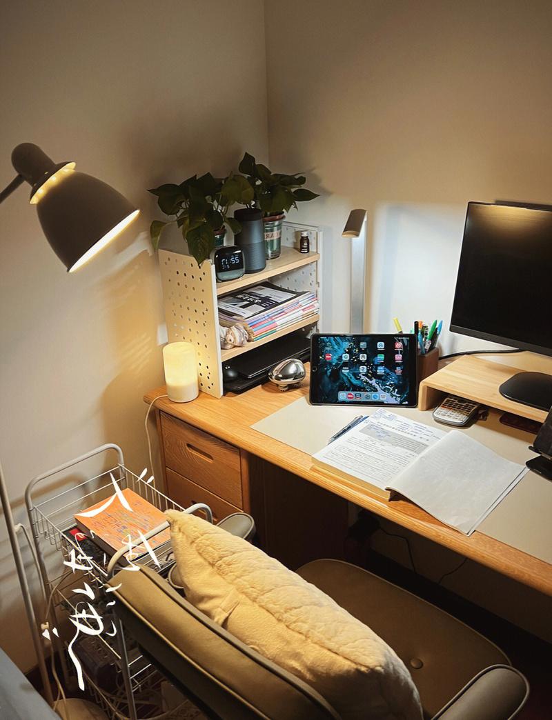 独居年轻人出租屋书桌日常