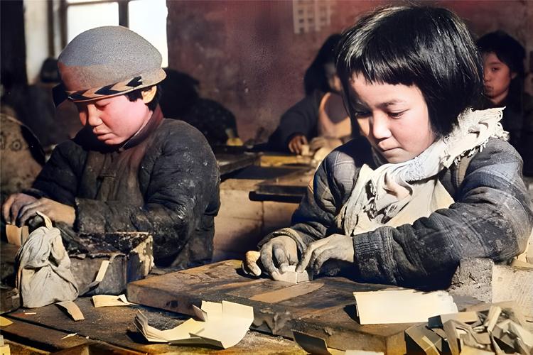 工厂家属区孩子围坐在机床边听老工人讲故事