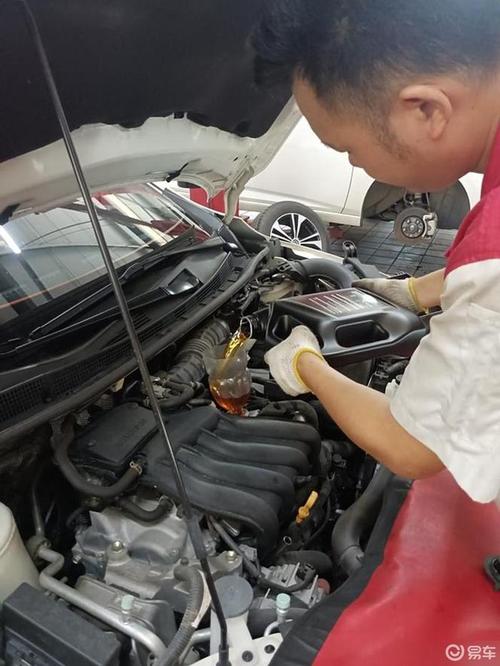 汽修师傅擦拭发动机油迹排查漏油实拍