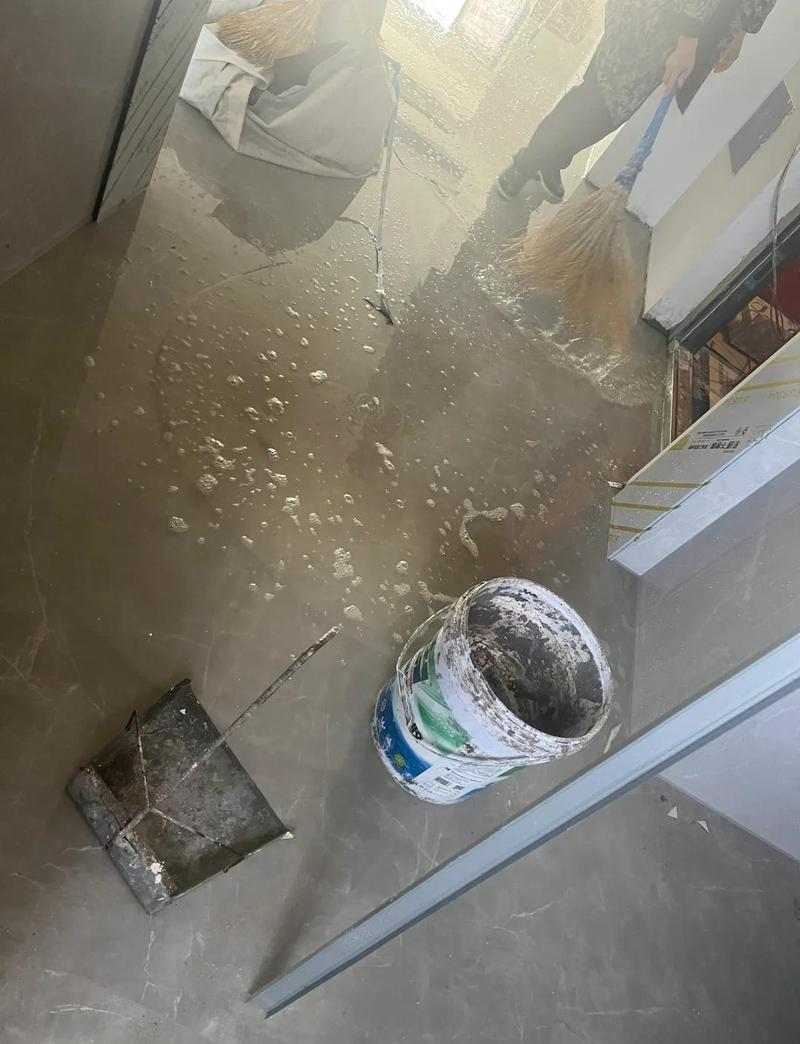 老小区厨房水管爆裂泡坏地板现场图