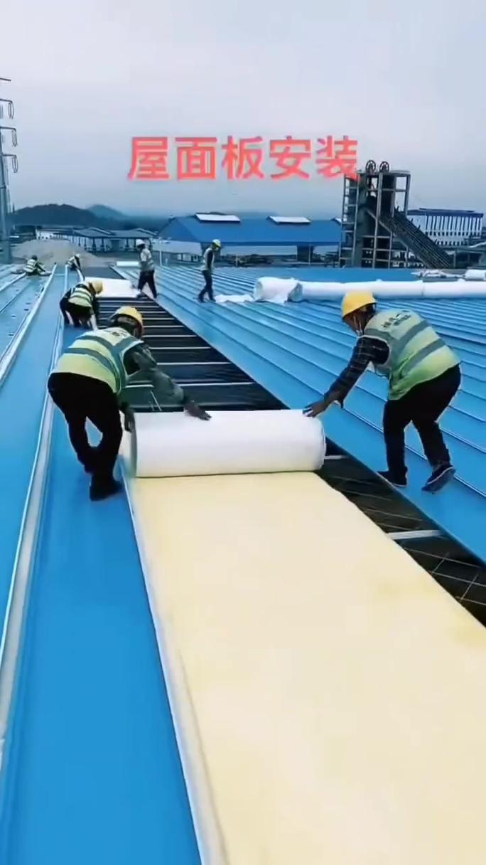彩钢瓦屋顶内部铺设玻璃纤维隔热棉施工现场