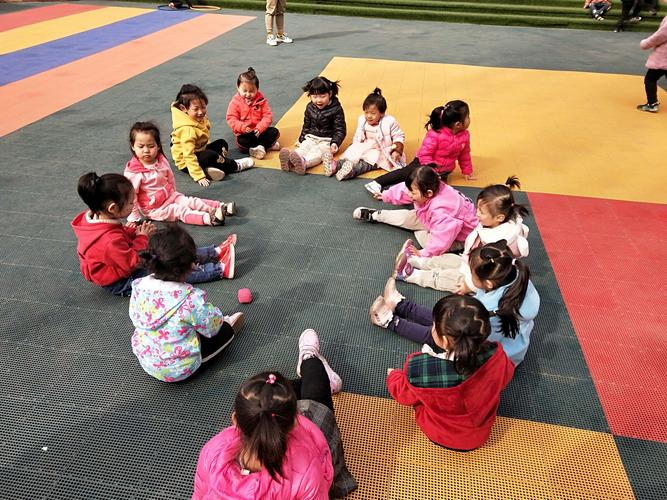 幼儿园小朋友围坐成圈拍膝盖传节奏活动