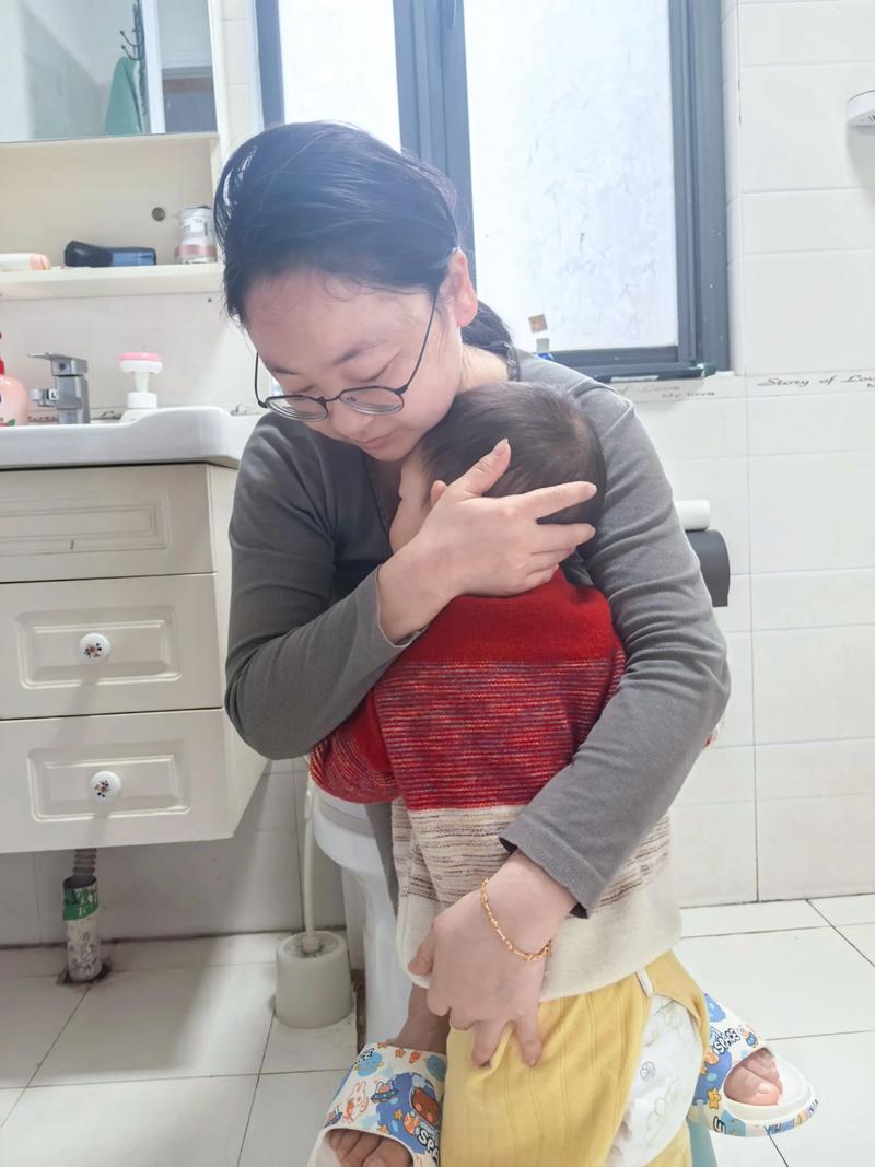 母亲在卫生间面对镜子深呼吸情绪失控育儿场景