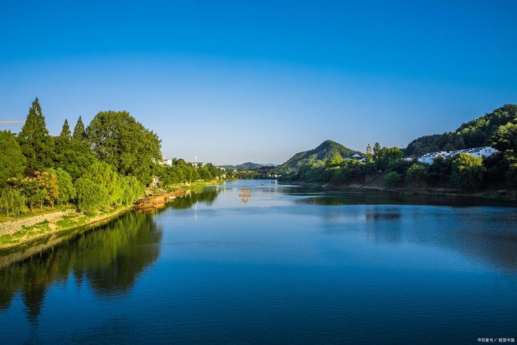 池州清溪塔下沿清溪河的秋草堤埂远景