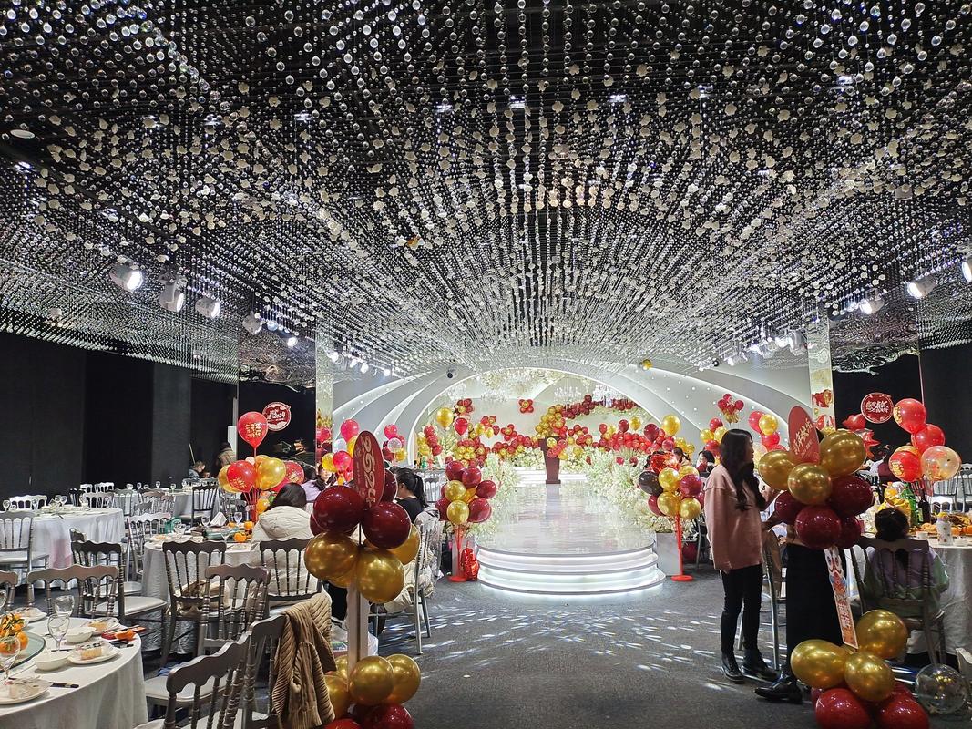轻奢风百人生日宴会入口布置实景