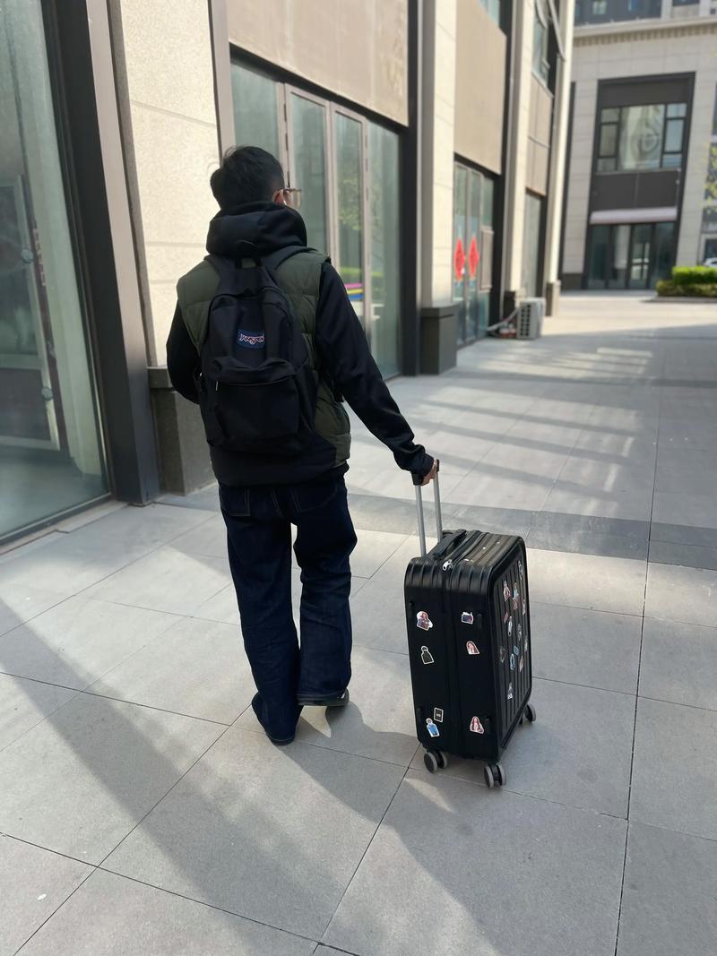 年迈母亲在机场目送儿子远去的背影