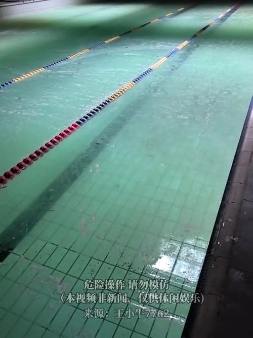 游泳馆浑浊泛白沫的池水细节