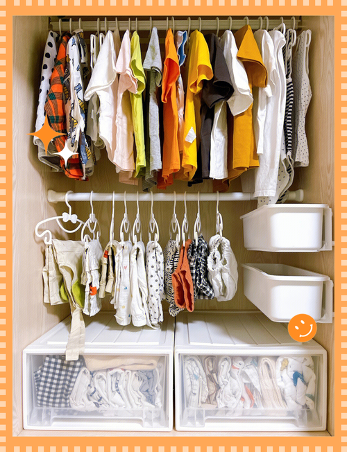 挂满衣服的衣柜内放置除味包示意图
