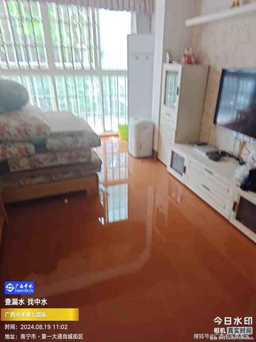 老小区室内漏水泡坏的家电家具现场图