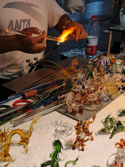 杭州武林夜市手工桂花罐装产品售卖场景