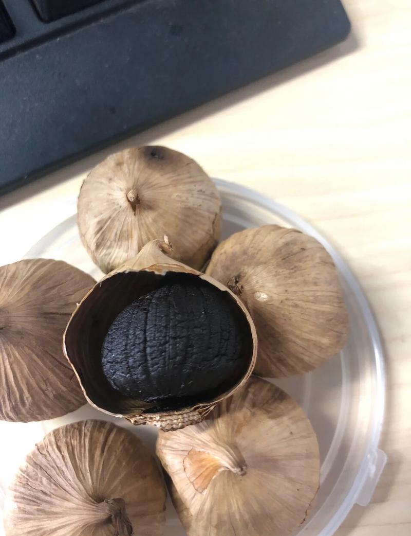 黑蒜发酵成品与生大蒜对比特写