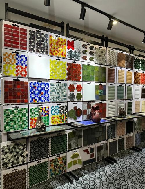建材市场展厅陈列的大颗粒哑光陶瓷马赛克样板