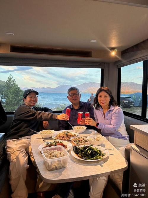 新西兰蜜月房车旅行夫妻在车内开心吃泡面