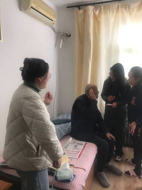 退休老教师和往届学生在学校走廊聊天的真实抓拍