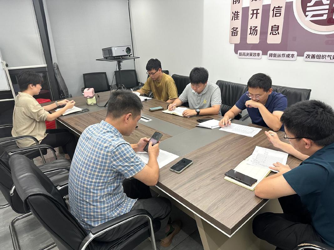 拥挤写字楼团队无效开会场景图