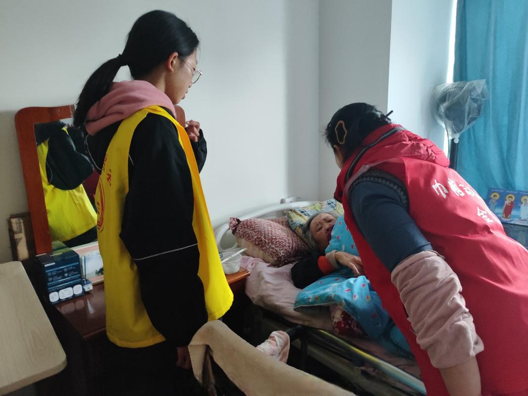 志愿者陪着重病女孩在床上玩贴纸游戏特写