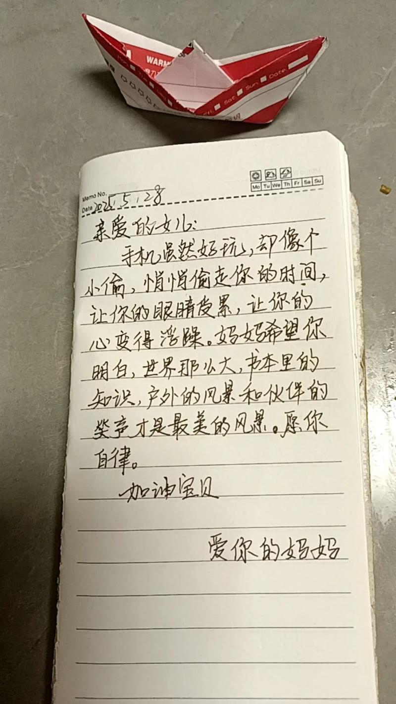母亲在女儿书包里放入手写便签
