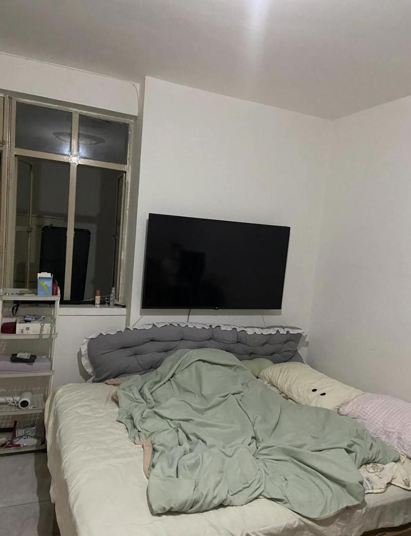 单身年轻人出租屋加班日常图