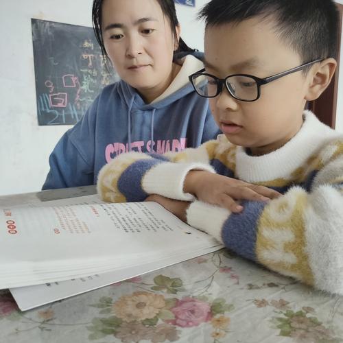 亲子辅导小学四年级语文阅读理解作业场景