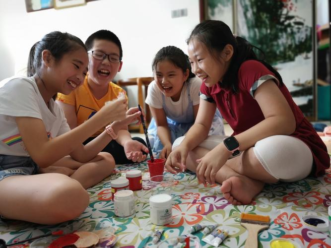 亲子围坐在餐桌边做摸球游戏的生活化场景