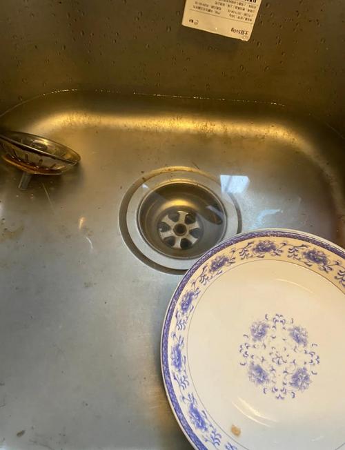 撒了小苏打静置的家用陶瓷洗碗水槽