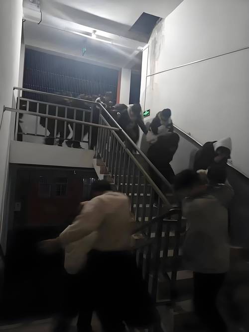 宿舍夜晚学生对话冲突场景