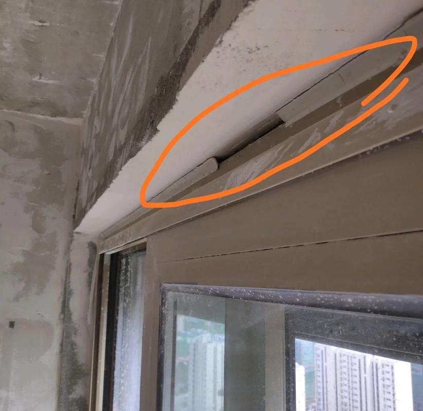 旧房门窗框与墙体漏风打胶实拍图