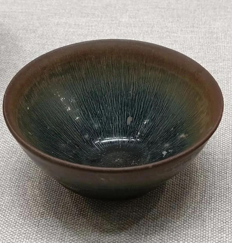 瓷器江湖:从拍出两亿的鸡缸杯到地摊上的破碗-因为所以