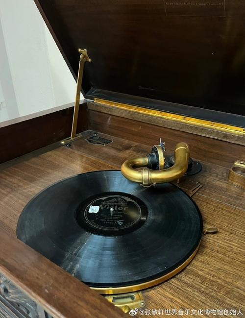 1910年代维克多牌柜式留声机木质外壳特写