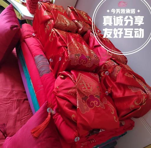新娘母亲用红包袱包裹嫁妆被子