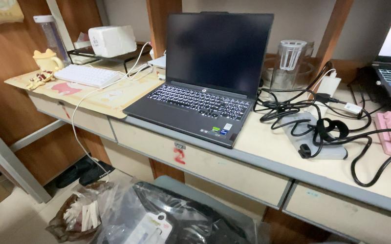 大学生宿舍桌面摆放游戏本实拍