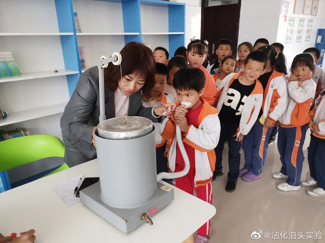 工业公益活动中技工教孩子使用量具