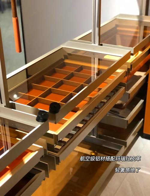 业主实地测试定制衣柜体验间五金件