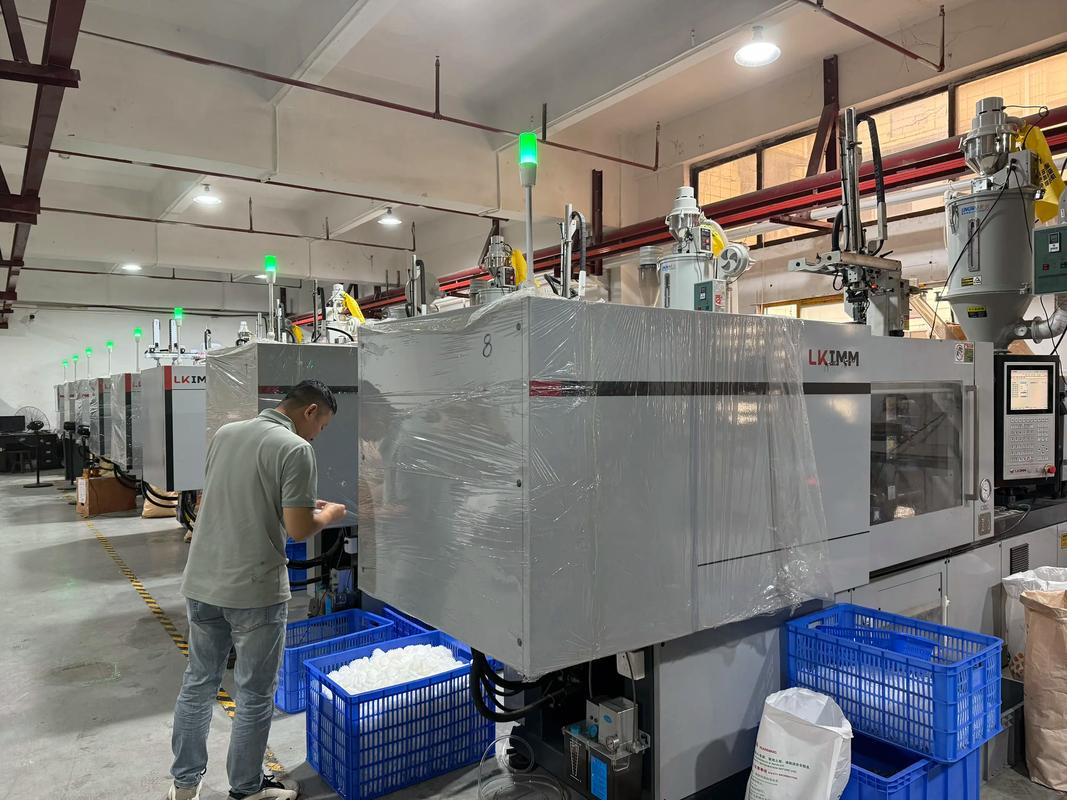 塑料注塑机装配车间 半成品细节实拍