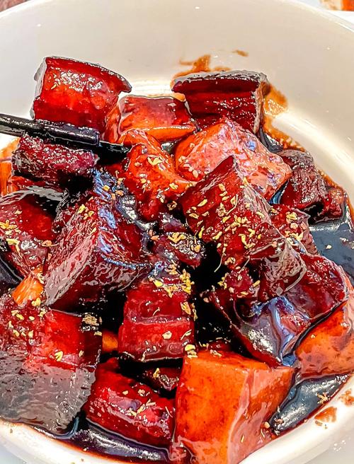 红烧肉中加入桂皮的烹饪过程图