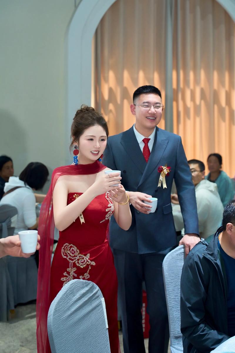 婚礼预告片新人手持场记板笑容特写