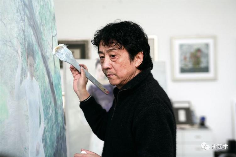 一位母亲在画架前专注绘画,旁边落地窗透着阳光,表情放松满足