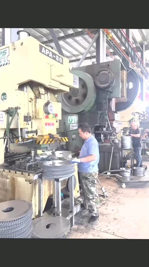 车间冲床滑块间隙调整作业现场