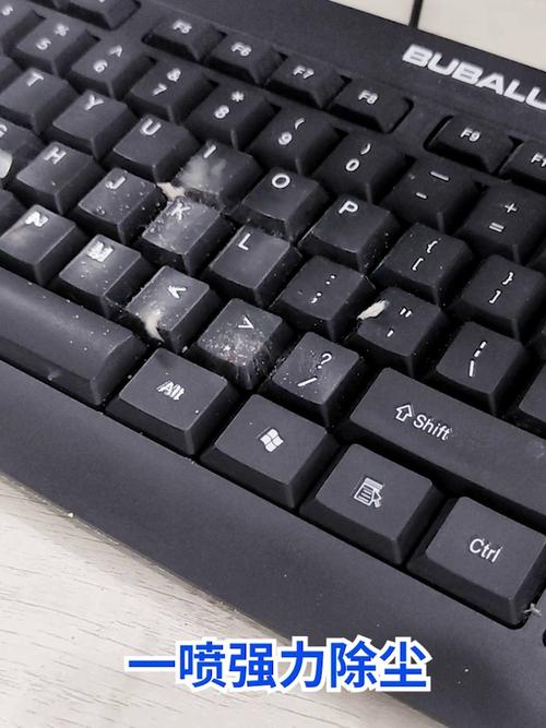 日常使用堆积灰尘的办公键盘实拍